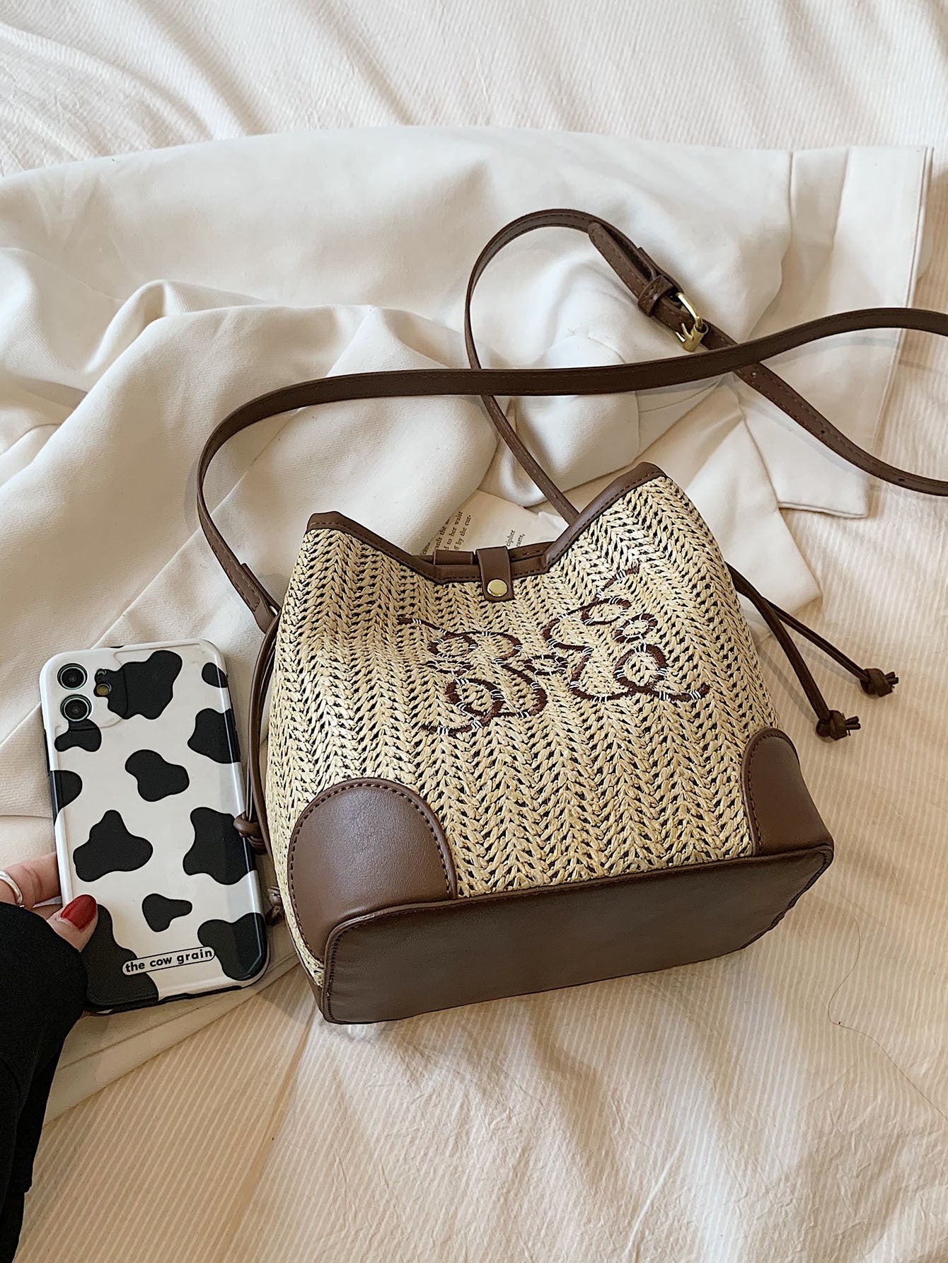 Women's Straw Beach Bucket Bag β Woven Seaside Vacation Shoulder Bag with Drawstring