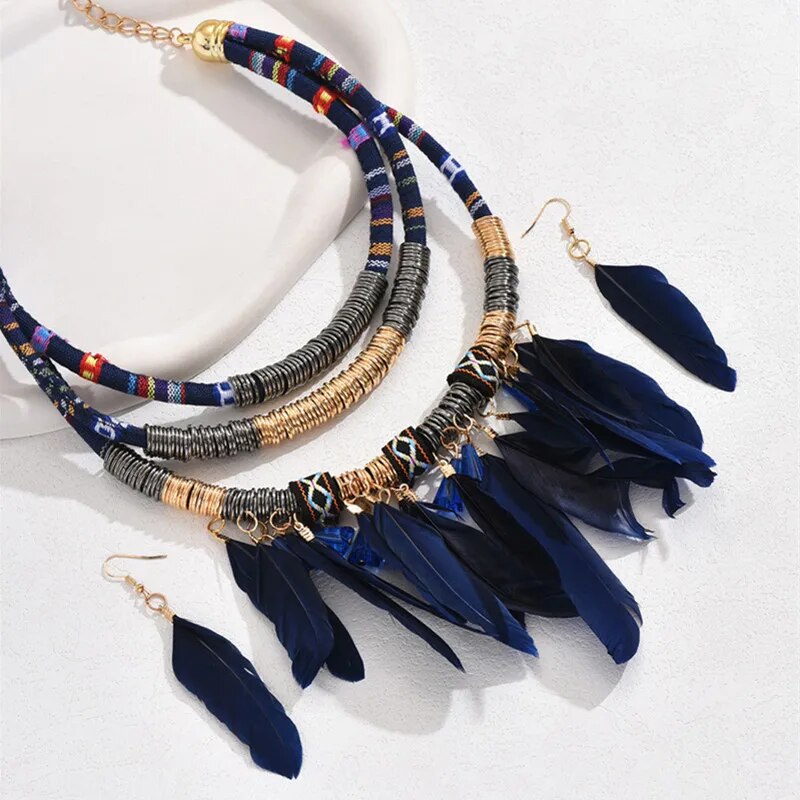 Ensemble collier ras du cou et boucles d'oreilles en plumes ethniques vintage faites à la main