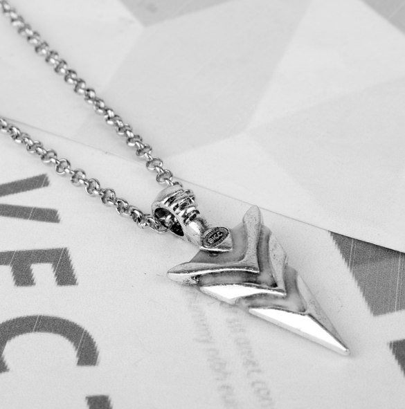 Pendentif et chaîne flèche lumineuse