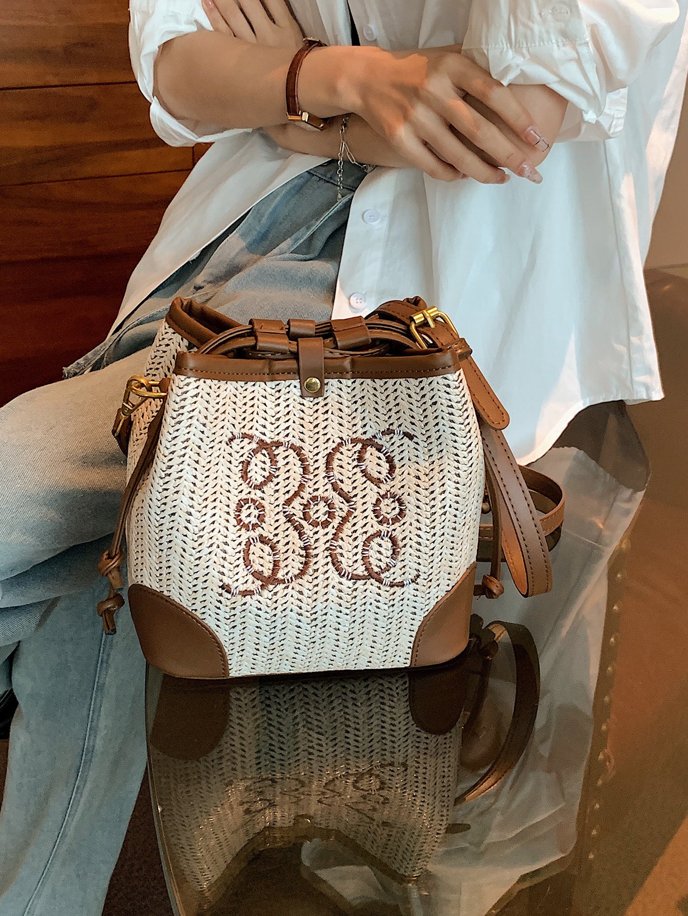 Women's Straw Beach Bucket Bag β Woven Seaside Vacation Shoulder Bag with Drawstring