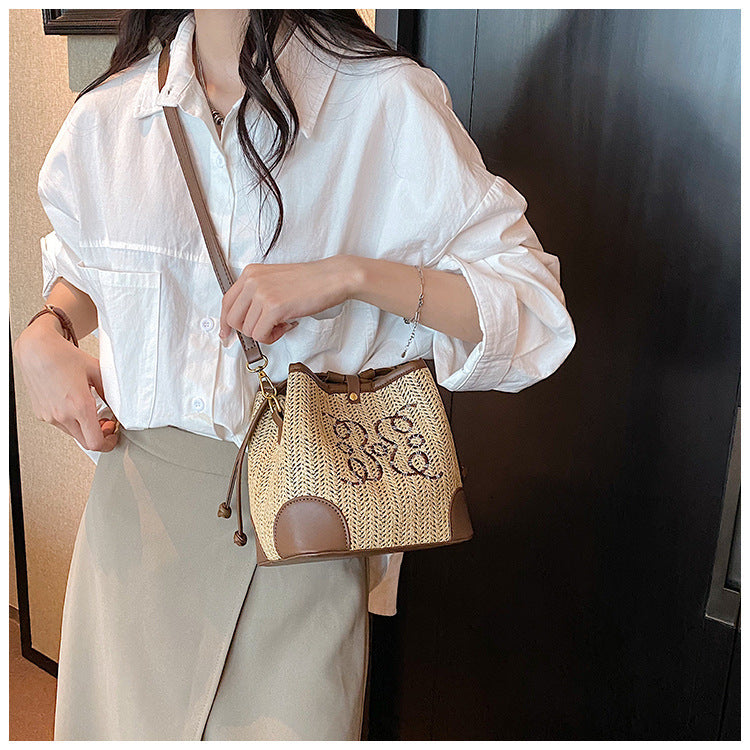 Women's Straw Beach Bucket Bag β Woven Seaside Vacation Shoulder Bag with Drawstring