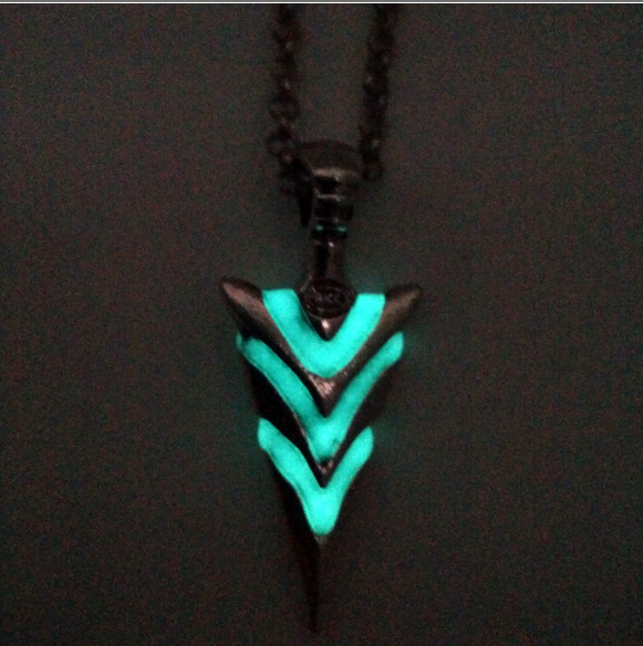 Pendentif et chaîne flèche lumineuse