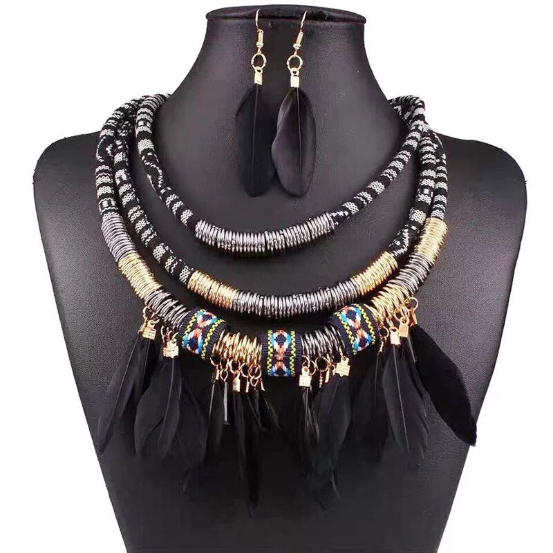 Ensemble collier ras du cou et boucles d'oreilles en plumes ethniques vintage faites à la main