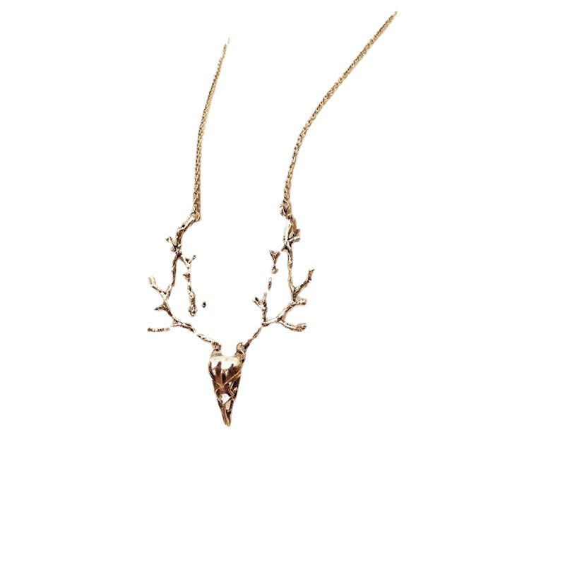 Ornement avec collier pendentif tête d'oiseau branche de crâne