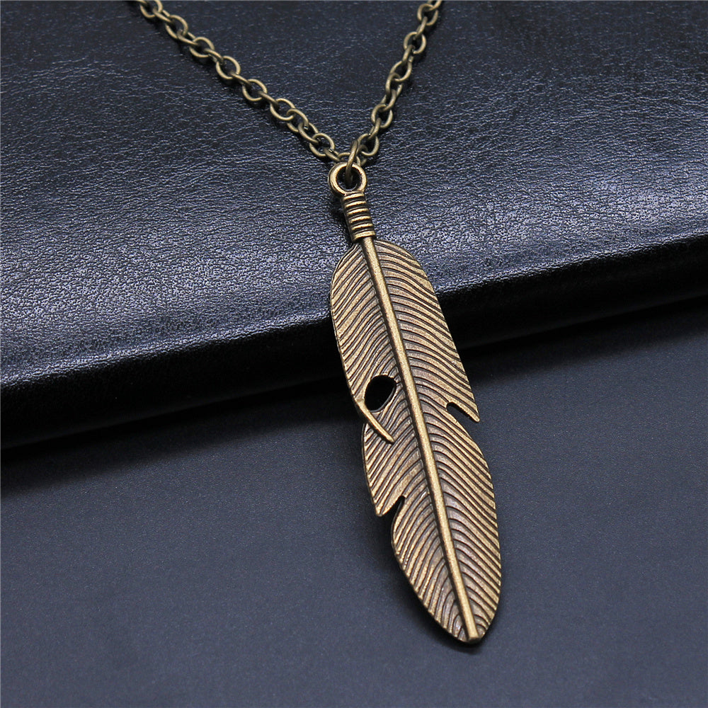 Chaîne et pendentif unisexe en plumes d'ailes d'oiseaux