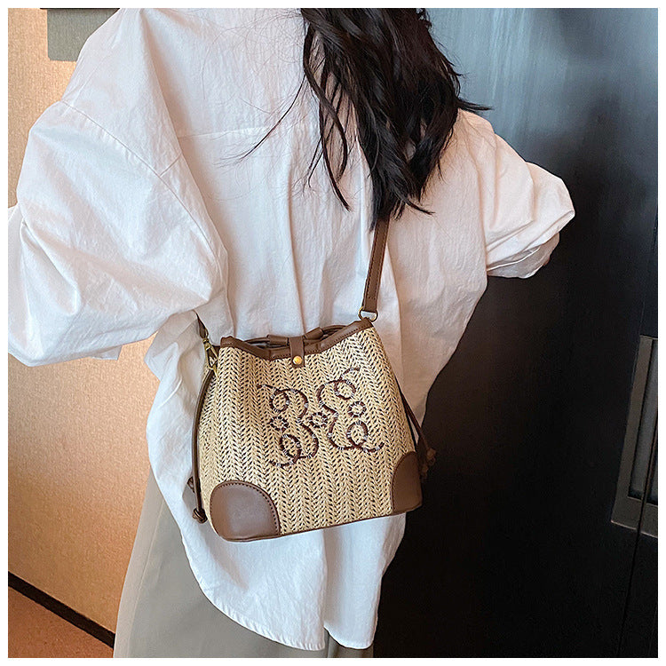 Women's Straw Beach Bucket Bag β Woven Seaside Vacation Shoulder Bag with Drawstring