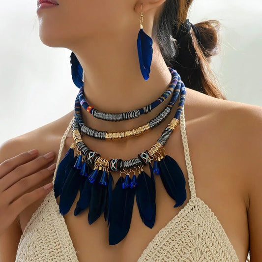 Ensemble collier ras du cou et boucles d'oreilles en plumes ethniques vintage faites à la main